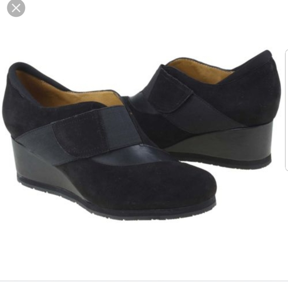 Earthies Bondy wedge 11 B Navy blue suede low heel
